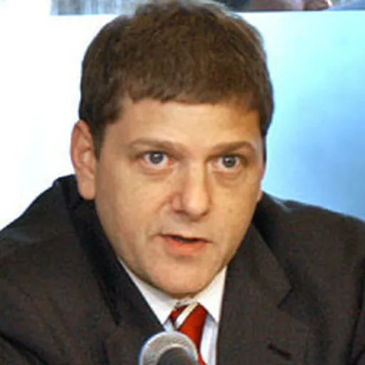 Portrait of Everett Eissenstat