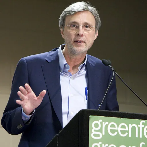 Portrait of Thom Hartmann