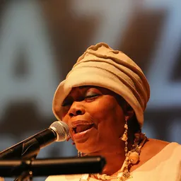 Portrait of Dee Alexander