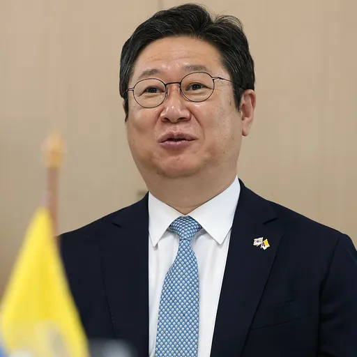 Portrait of Hwang Hee
