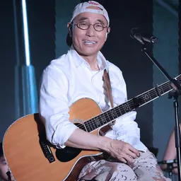 Portrait of Lowell Lo