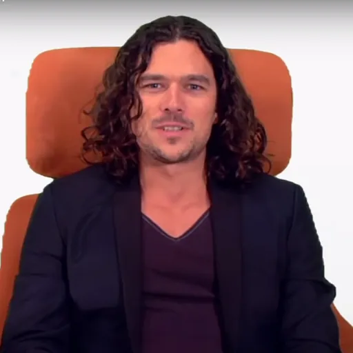 Portrait of Luke Arnold