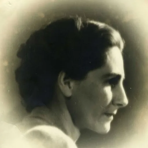 Portrait of Rallou Manou