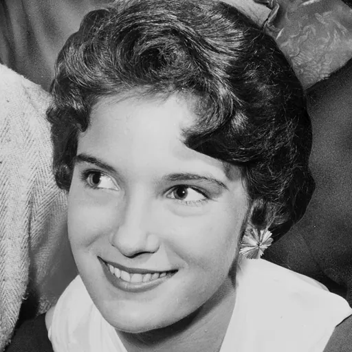 Portrait of Lynda Lee Mead