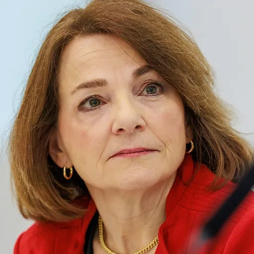 Portrait of Wendy J. Schiller