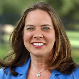 Portrait of Suzanne Miles