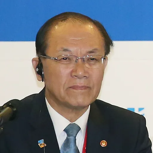 Portrait of Hwang Woo-yea