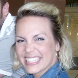 Portrait of Evynne Hollens