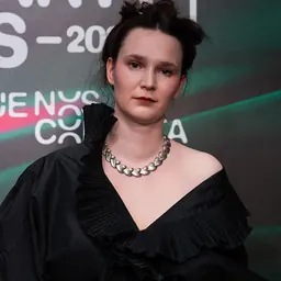 Portrait of Zoë Më