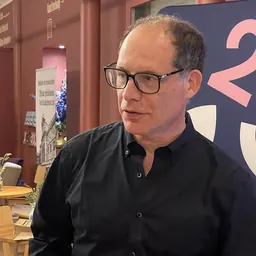 Portrait of Simon Kuper