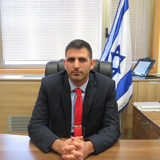 Portrait of Shlomo Karhi