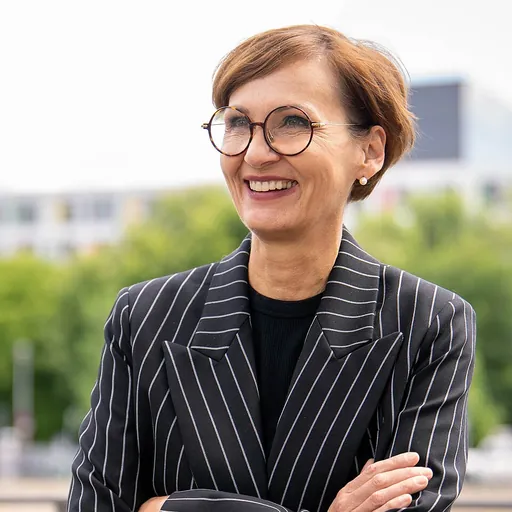 Portrait of Bettina Stark-Watzinger