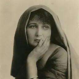 Portrait of Gretchen Lederer