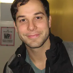 Portrait of Skylar Astin