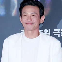 Portrait of Hwang Jung-min