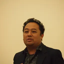 Portrait of Regie Cabico