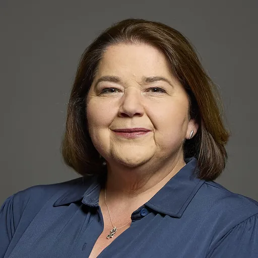 Portrait of Julie Minns