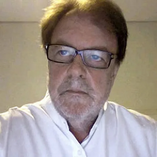 Portrait of Scott MacLeay