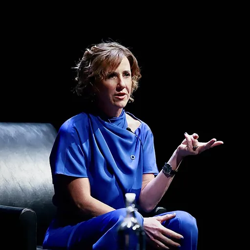 Portrait of Lisa Hepner