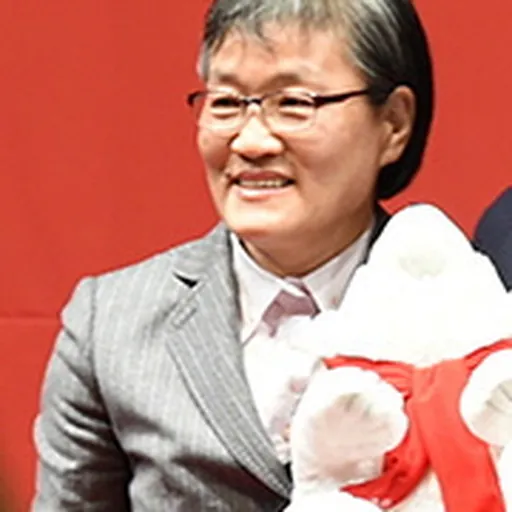 Portrait of Lee Ailesa