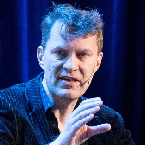 Portrait of Luke Harding