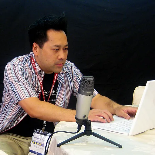 Portrait of Andrew Lih