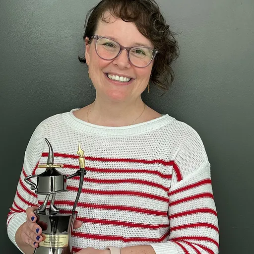 Portrait of Raina Telgemeier