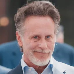 Portrait of Steven Weber