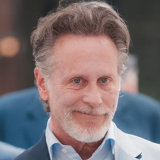 Portrait of Steven Weber