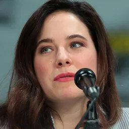 Portrait of Caroline Dhavernas