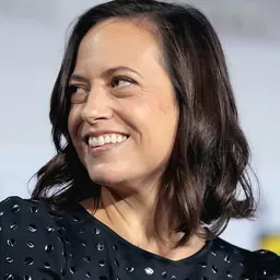 Portrait of Lauren Schmidt Hissrich