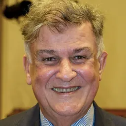 Portrait of Lynn Arnold