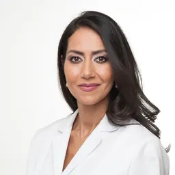 Portrait of Mouna Esmaeilzadeh