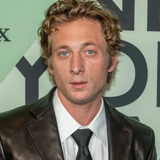 Portrait of Jeremy Allen White