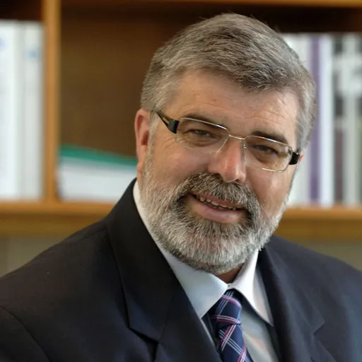 Portrait of Kim Carr