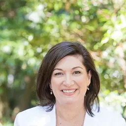 Portrait of Leeanne Enoch
