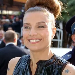 Portrait of Elli Medeiros