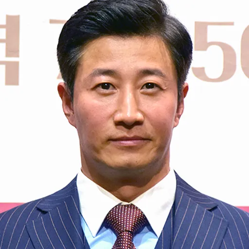 Portrait of Lee Hoon