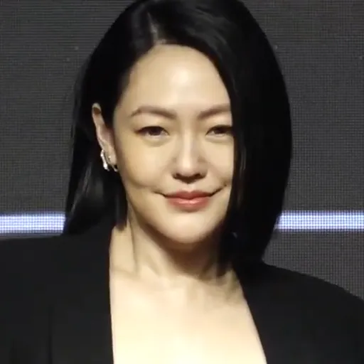 Portrait of Dee Hsu