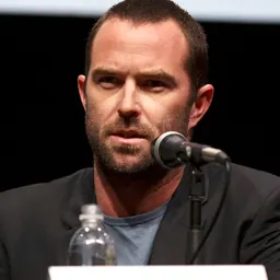 Portrait of Sullivan Stapleton