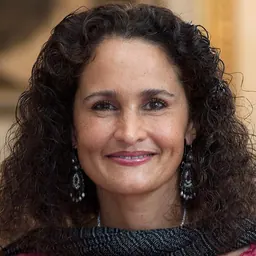 Portrait of Susana Harp
