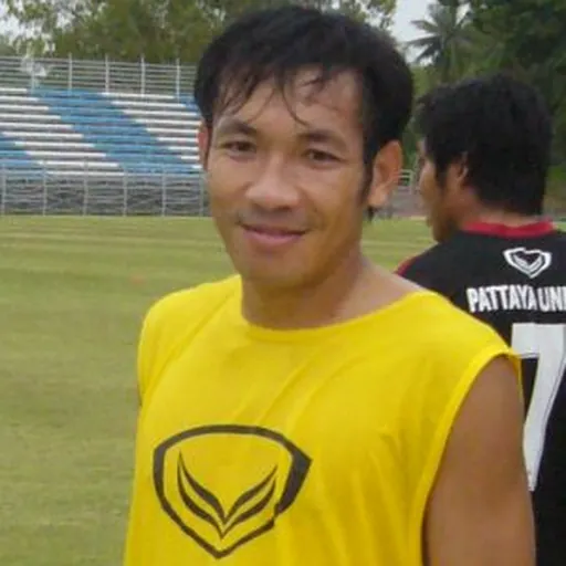 Portrait of Niweat Siriwong