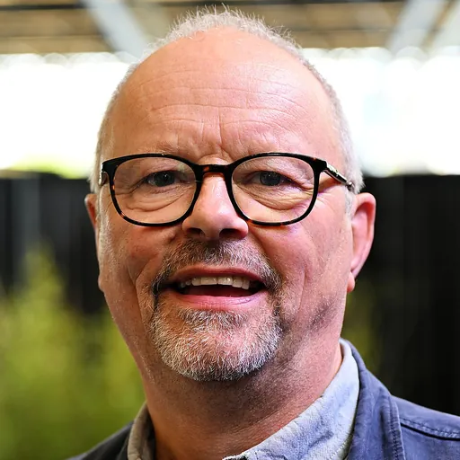 Portrait of Robert Llewellyn
