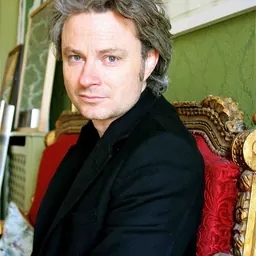 Portrait of Simon Toyne