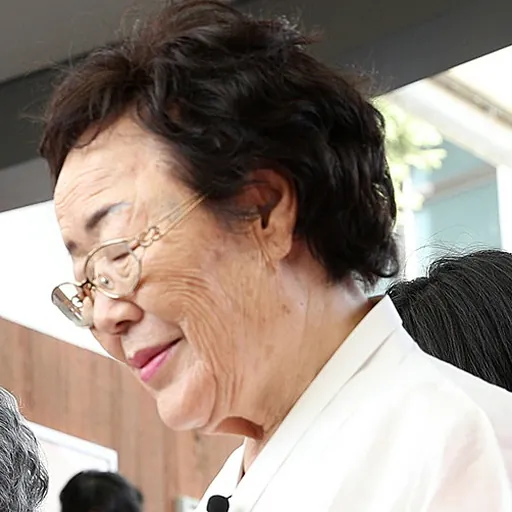 Portrait of Lee Yong-soo