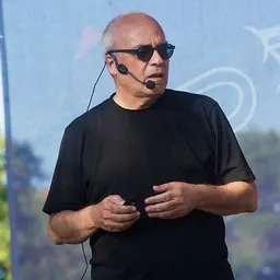 Portrait of Leonel Moura