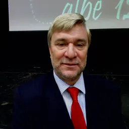 Portrait of Steven Linares