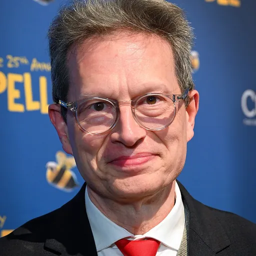 Portrait of Mark Hollmann