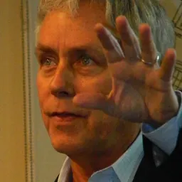 Portrait of Carl Hiaasen