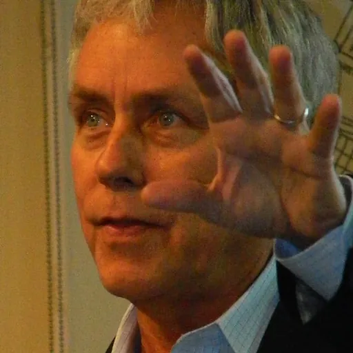 Portrait of Carl Hiaasen